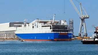 厦船重工首制新一代7500车LNG汽车滚装船出坞